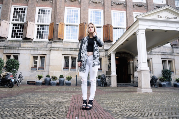 Fashion_Outfit_White_Black_RippedJeans_Aboutyoude_Trend_Sophiehearts6