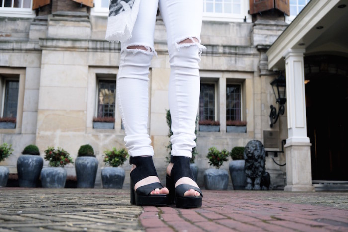Fashion_Outfit_White_Black_RippedJeans_Aboutyoude_Trend_Sophiehearts9
