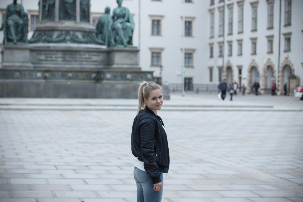 Musthave-Bomberjacke-Outfit-Outfitpost-Fashion-Fashionpost-Fashionblog-Foodblog-Wien-Vienna-Sophiehearts1